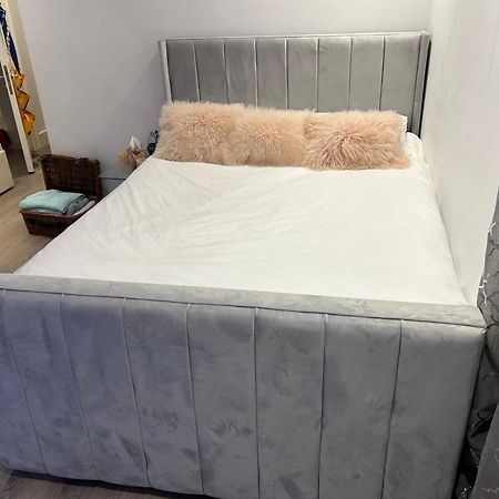 Beautiful Double Room In A Central Location Next To Various Tube Stations With Breakfast And Yoga Options Available On Site London Exterior photo