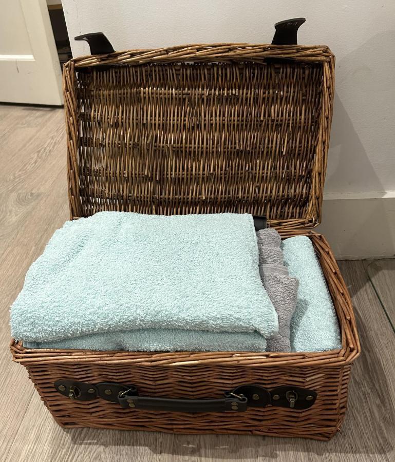Beautiful Double Room In A Central Location Next To Various Tube Stations With Breakfast And Yoga Options Available On Site London Exterior photo