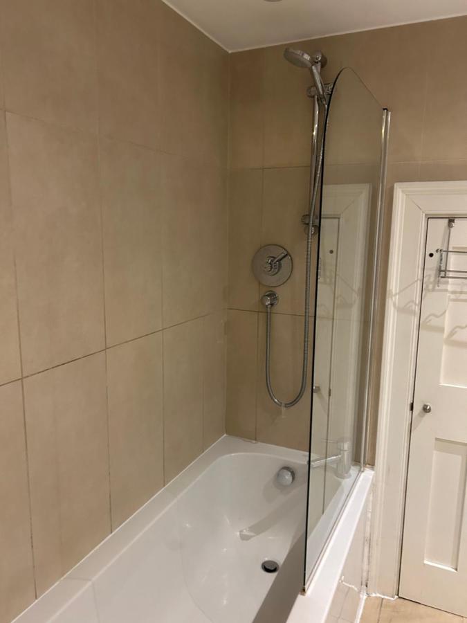 Beautiful Double Room In A Central Location Next To Various Tube Stations With Breakfast And Yoga Options Available On Site London Exterior photo