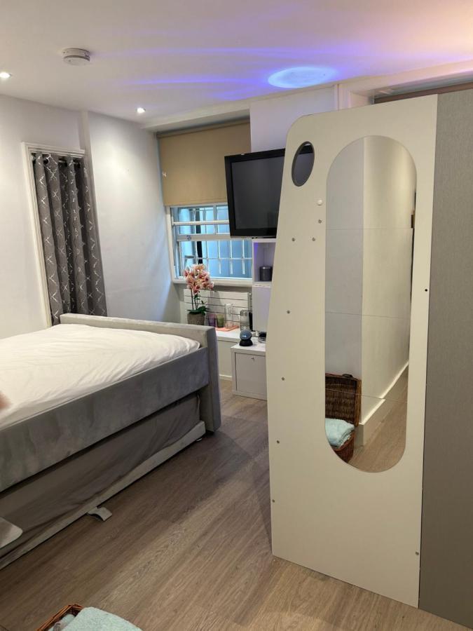 Beautiful Double Room In A Central Location Next To Various Tube Stations With Breakfast And Yoga Options Available On Site London Exterior photo