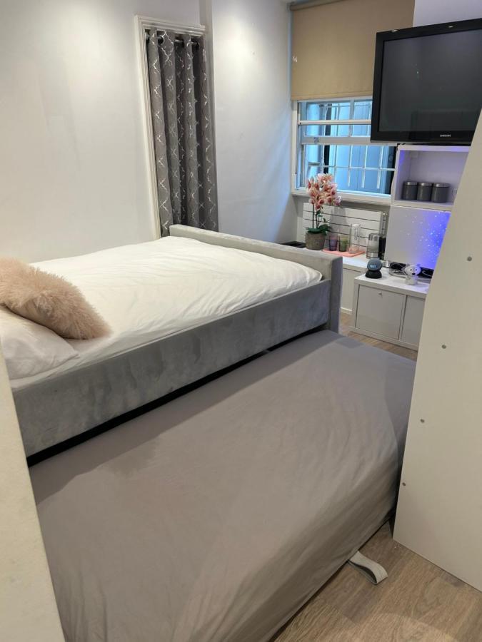 Beautiful Double Room In A Central Location Next To Various Tube Stations With Breakfast And Yoga Options Available On Site London Exterior photo