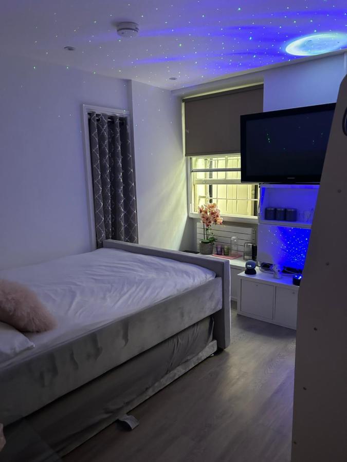 Beautiful Double Room In A Central Location Next To Various Tube Stations With Breakfast And Yoga Options Available On Site London Exterior photo