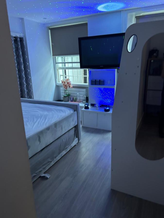 Beautiful Double Room In A Central Location Next To Various Tube Stations With Breakfast And Yoga Options Available On Site London Exterior photo