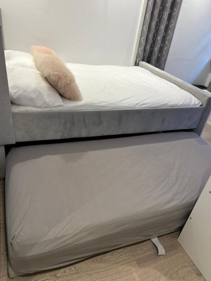 Beautiful Double Room In A Central Location Next To Various Tube Stations With Breakfast And Yoga Options Available On Site London Exterior photo